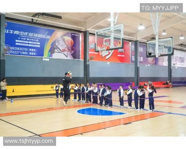 篮球场上的明星背影展现运动魅力与青春活力的完美瞬间